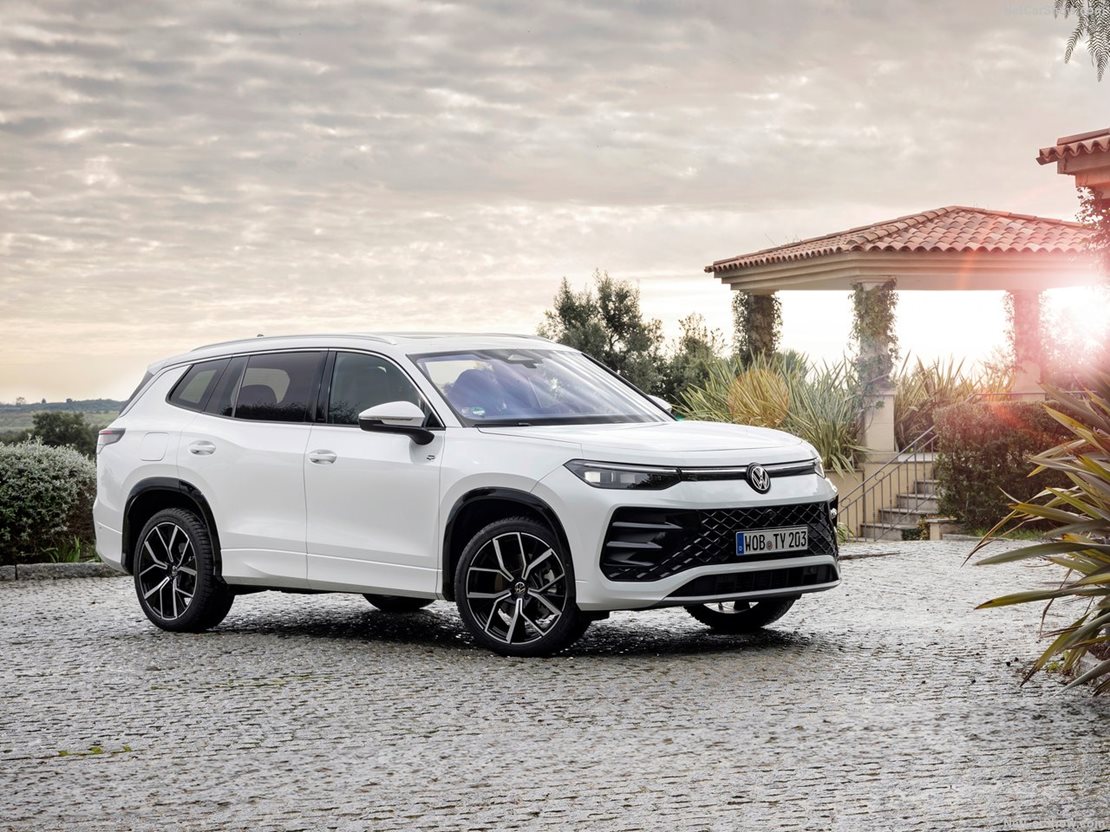 Volkswagen Tayron: Il Nuovo SUV Versatile con Tecnologia Ibrida